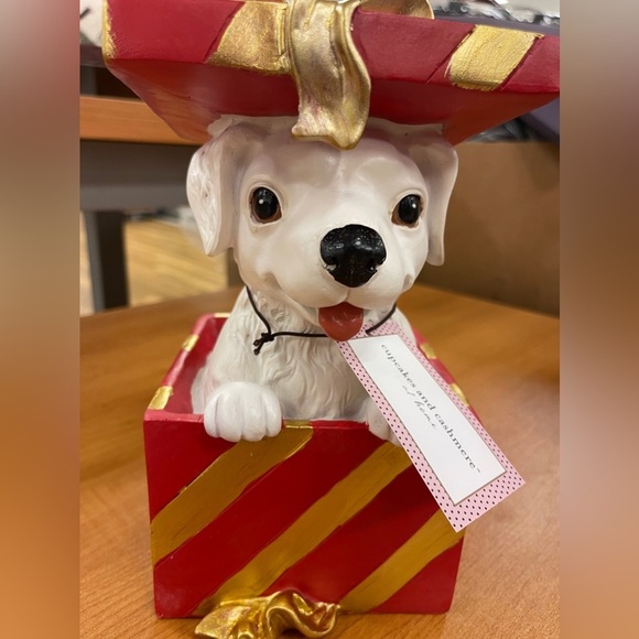 Christmas Puppy Dog in Red & Gold Gift Box Cupcakes & Cashmere 🎄Resin figurine - Picture 7 of 9